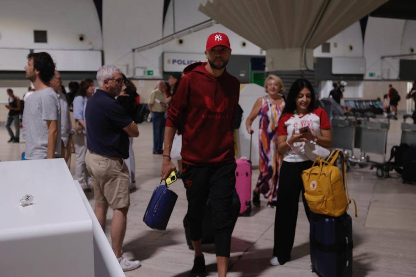 La expedición sevillista parte desde el aeropuerto de San Pablo hacia una nueva final europea