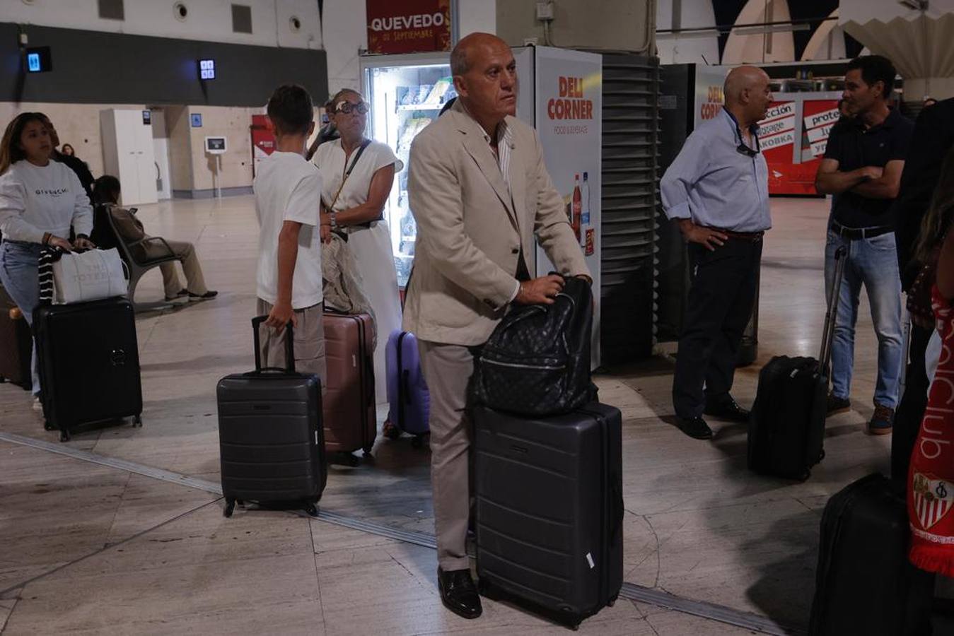 La expedición sevillista parte desde el aeropuerto de San Pablo hacia una nueva final europea