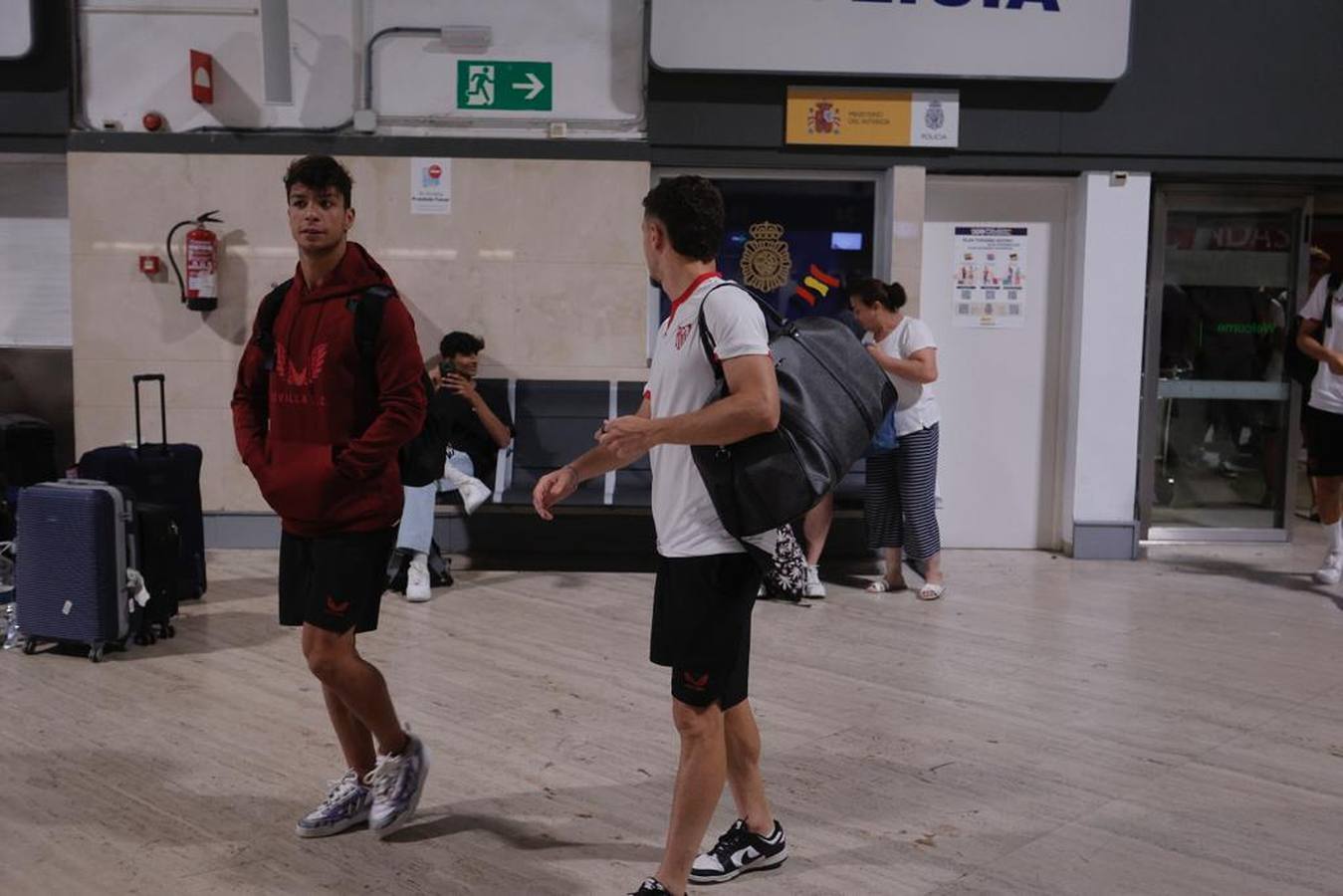 La expedición sevillista parte desde el aeropuerto de San Pablo hacia una nueva final europea