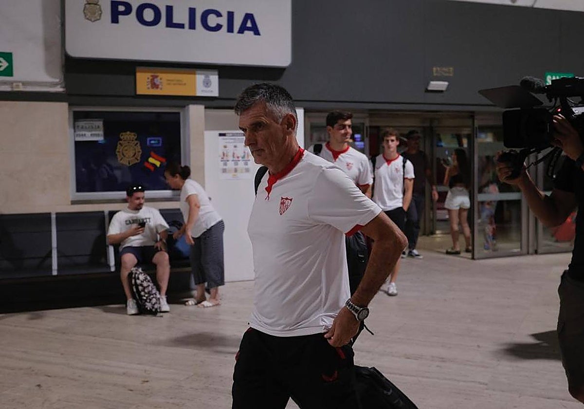 La expedición sevillista parte desde el aeropuerto de San Pablo hacia una nueva final europea