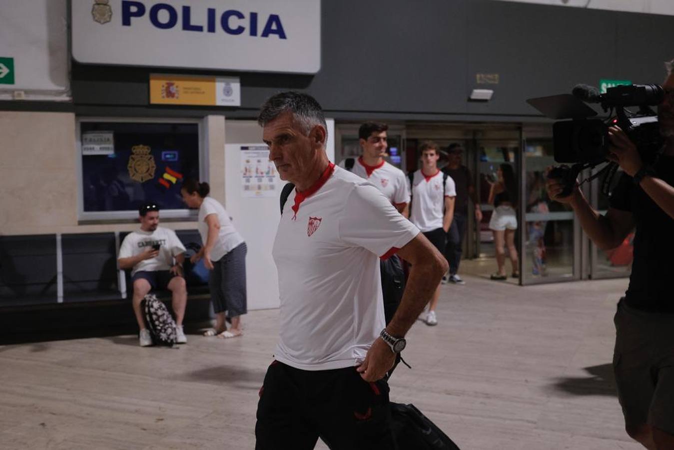 La expedición sevillista parte desde el aeropuerto de San Pablo hacia una nueva final europea