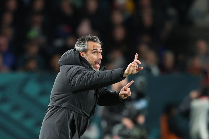 Jorge Vilda dando instrucciones a sus jugadoras