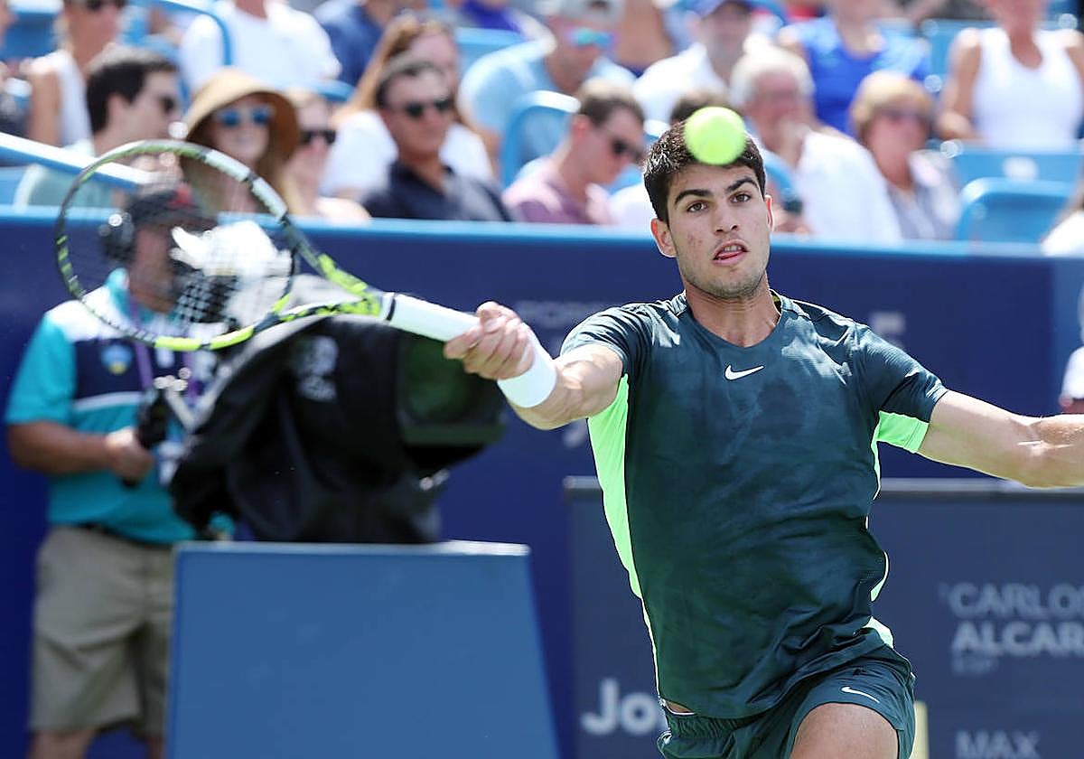Alcaraz devuelve ante el australiano Purcell durante un partido de los cuartos de final del Masters 1.000 de Cincinnati