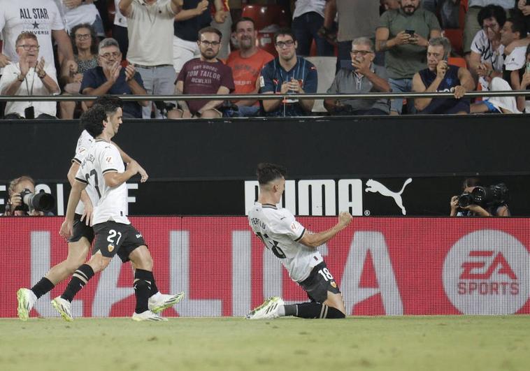 El centrocampista del Valencia Pepelu (d) celebra su gol ante la UD Las Palmas durante el partido de LaLiga