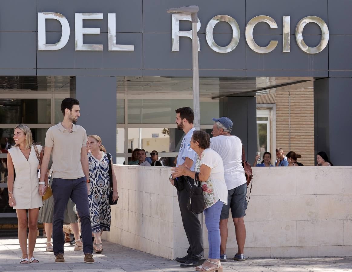 Sergio Rico sale del hospital Virgen del Rocío junto a su mujer