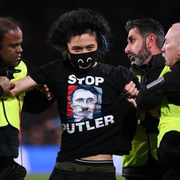 Un espontáneo se cuela en el campo durante la final del Mundial femenino para protestar contra la guerra en Ucrania