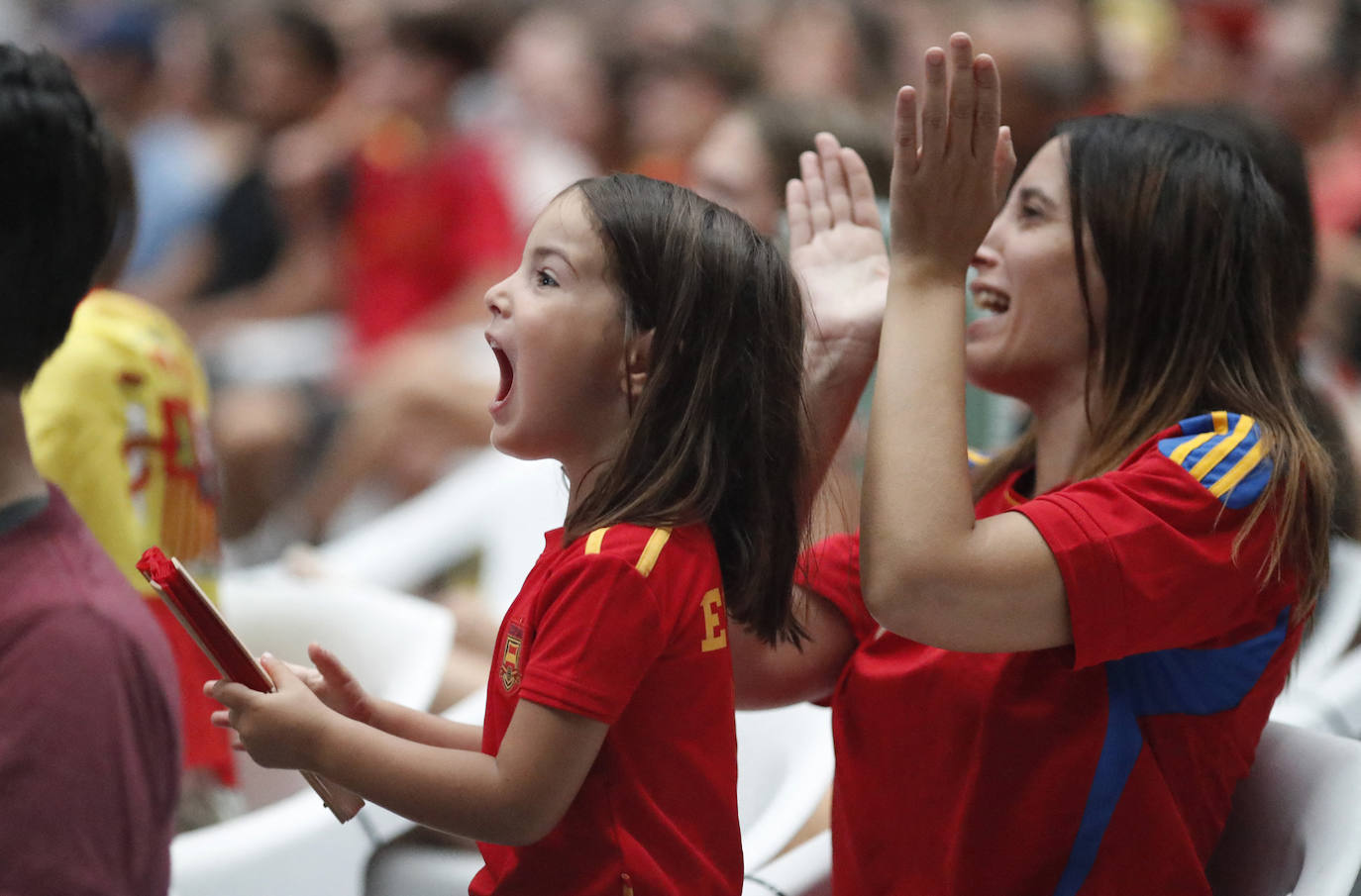 Varios asistentes aficionados celebran la final del Mundial femenino