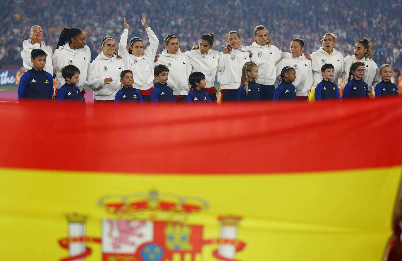 Los jugadores de España se alinean durante los himnos nacionales antes del partido