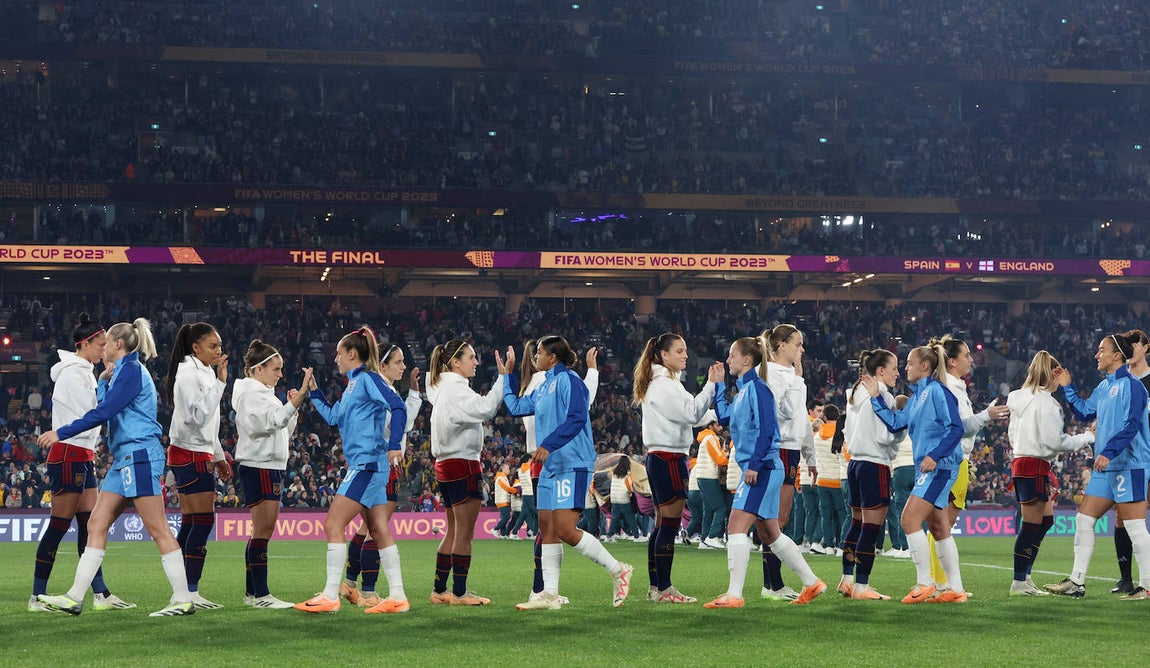Los jugadores de Inglaterra y España se dan la mano antes del partido