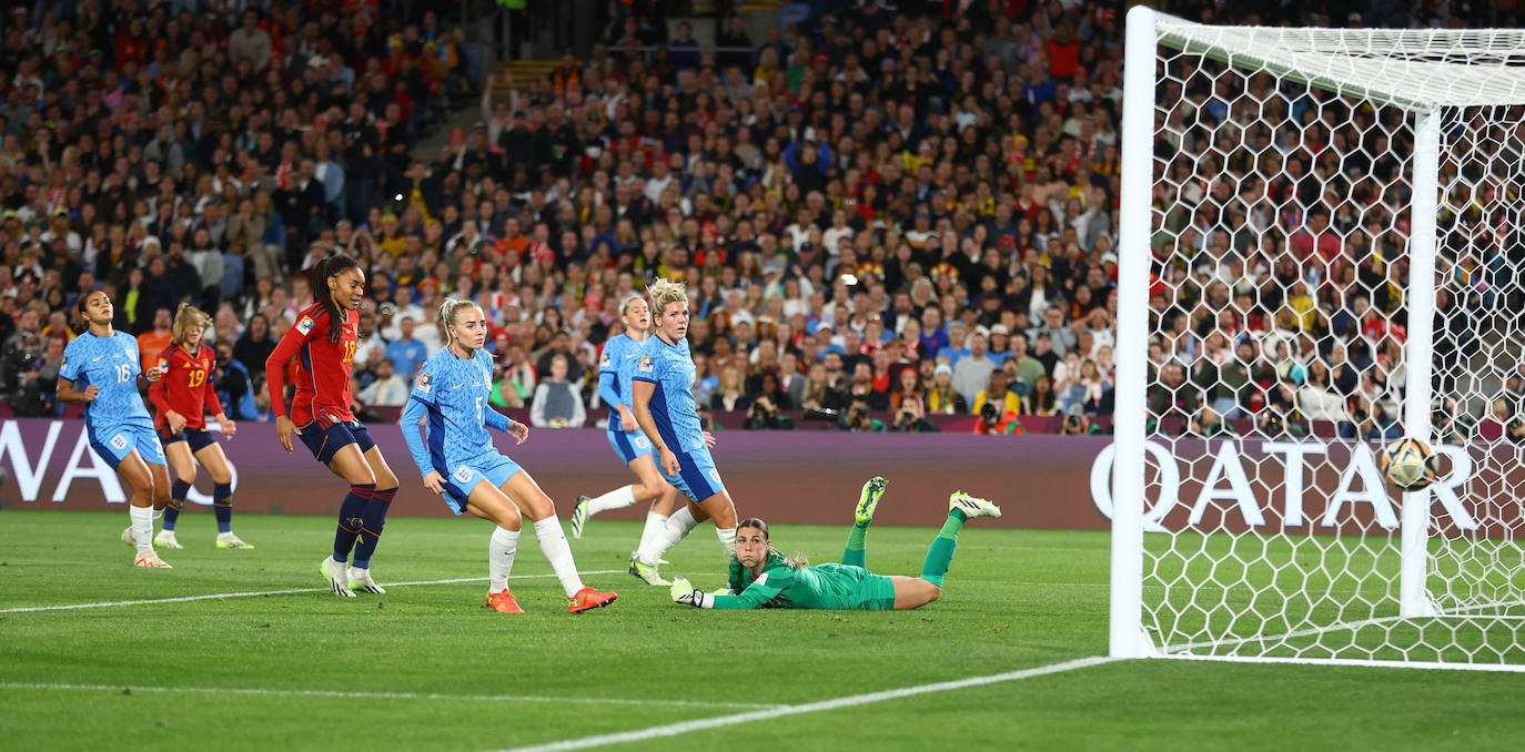 La española Olga Carmona marca el primer gol para la selección