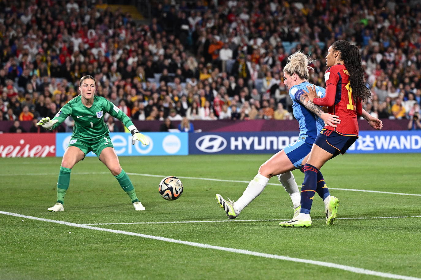 Millie Bright, de Inglaterra (centro), compite con Salma Paralluelo, de España (derecha), durante la Copa Mundial Femenina de la FIFA 2023