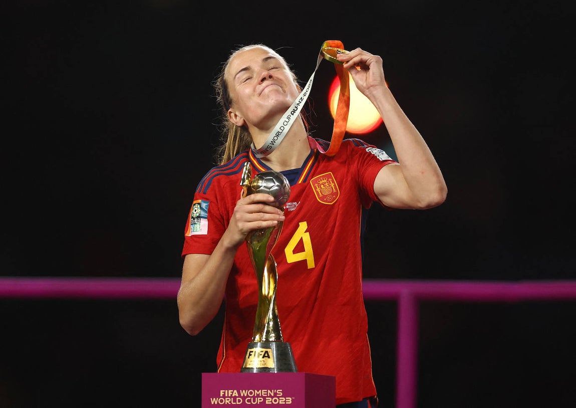 La española Irene Paredes con el trofeo de la Copa del Mundo tras el partido levanta su medalla en honor a su padre fallecido