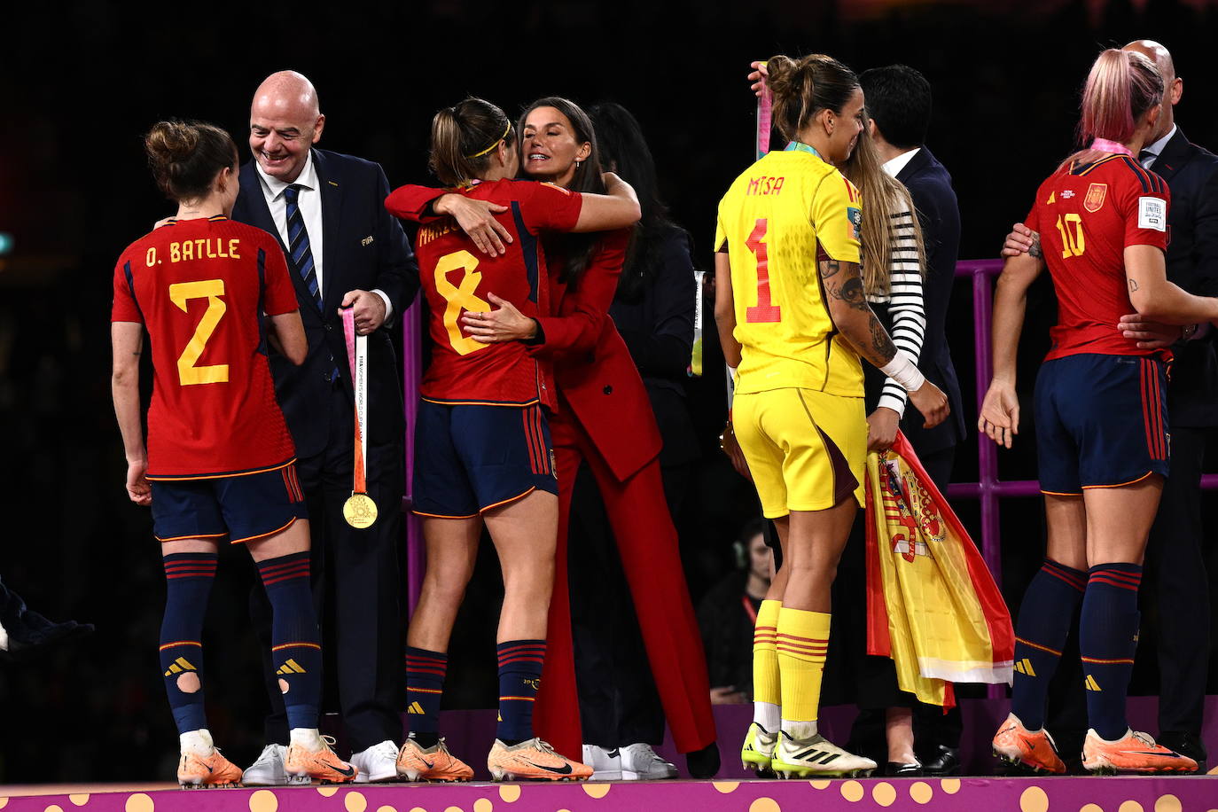 El presidente de la FIFA, Gianni Infantino (izq.), entrega medallas a la Reina Letizia de España tras la victoria de España en la final de la Copa Mundial Femenina de la FIFA 2023