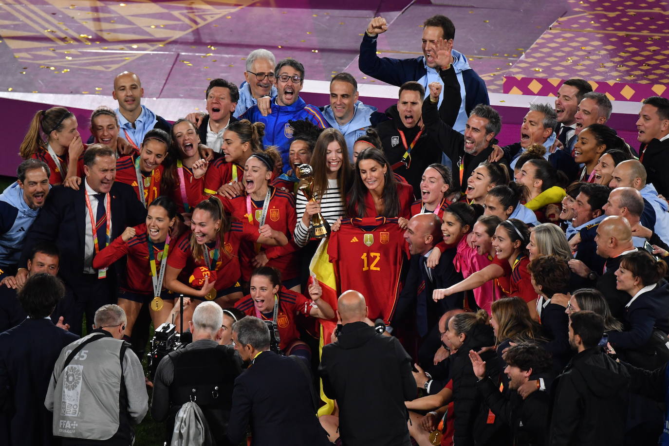 Las jugadoras de España celebran con la Reina Letizia y la Infanta Sofía tras ganar el partido de fútbol de la final de la Copa Mundial Femenina