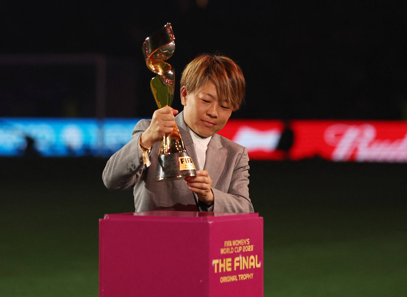 El trofeo de la Copa del Mundo se coloca en la tribuna antes del partido