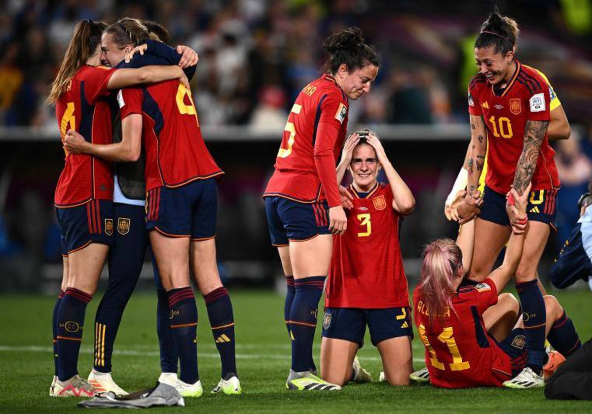 Las jugadoras de la selección se abrazan tras ganar el título