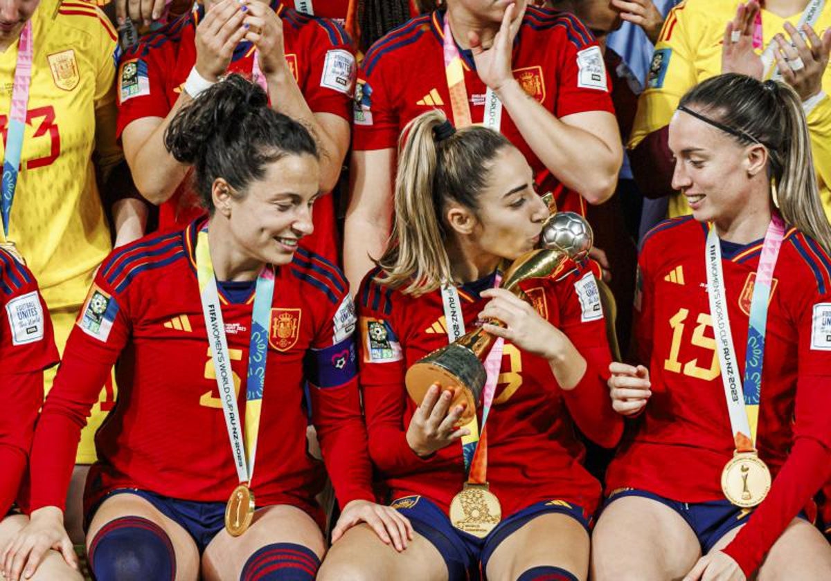 Olga Carmona, autora del gol de la final, besa el trofeo