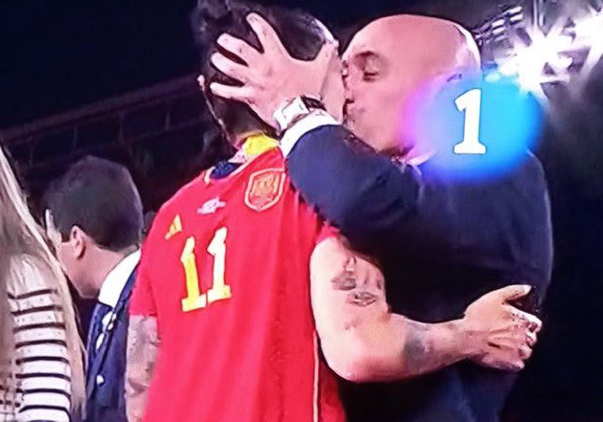 Momento en el que Rubiales le da un 'pico' a Jenni