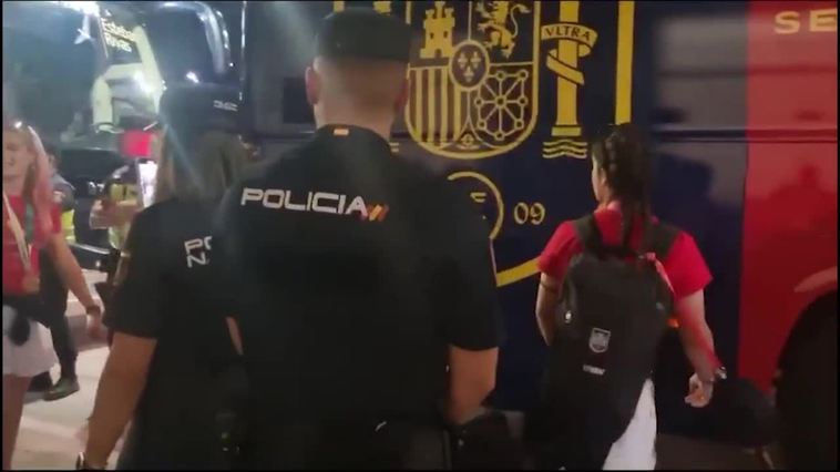 Las campeonas del mundo de fútbol aterrizan en Madrid