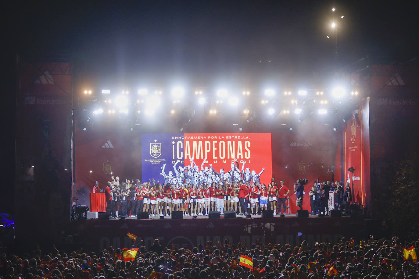 Las 23 jugadoras y el equipo técnico celebran con la afición