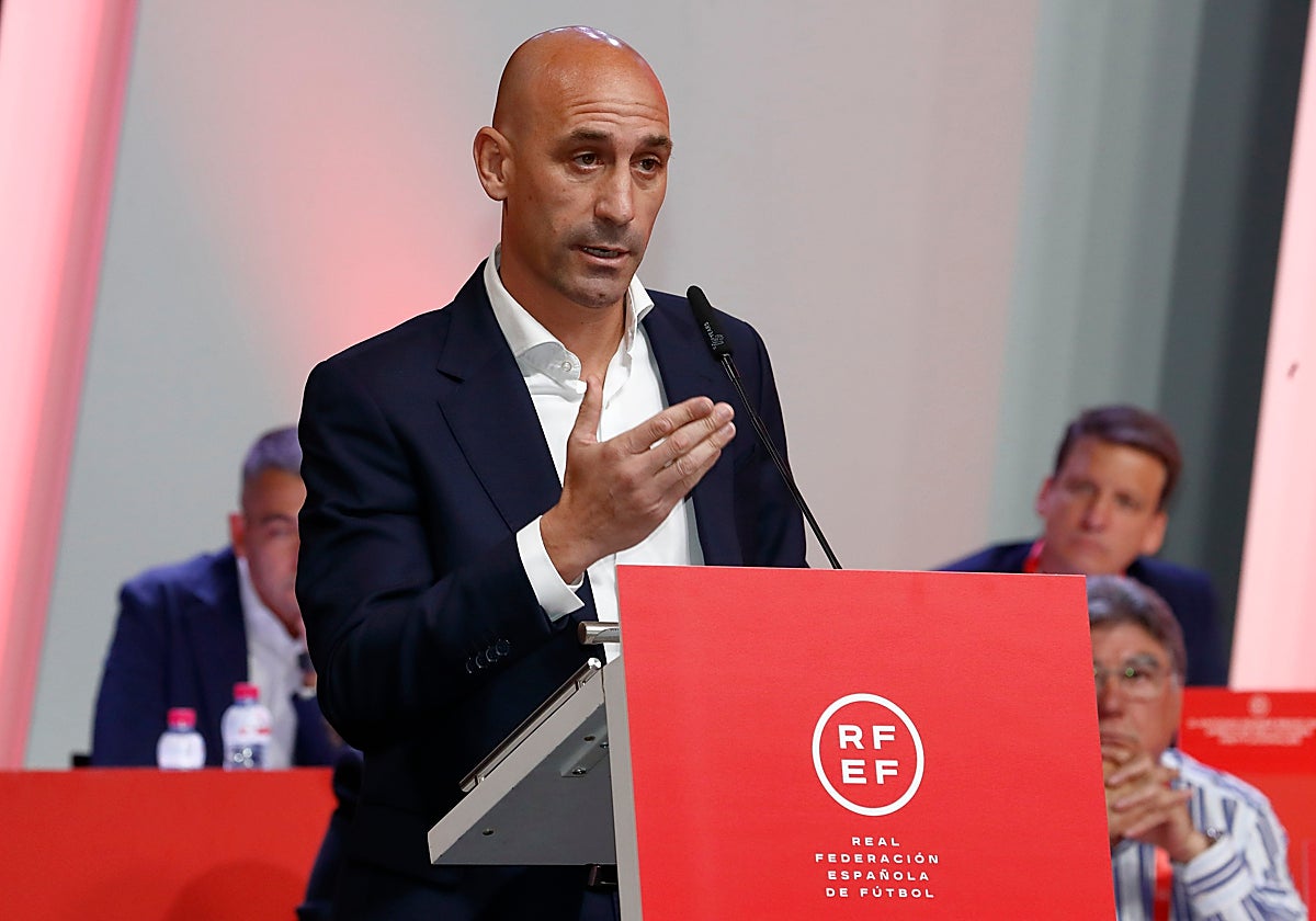 Un discurso con sorpresa: Rubiales ofrece la renovación a Vilda y desvela en público que pasará a cobrar 500.000 euros