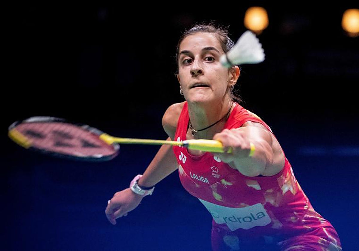 Carolina trata de anotar un punto