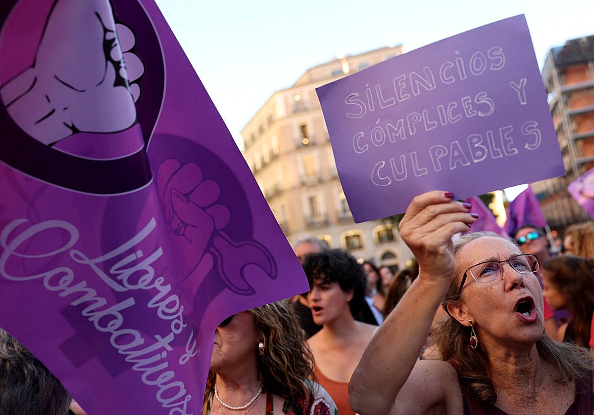 Concentración en apoyo a la futbolista Jenni Hermoso con carteles «Contigo Jenni #SeAcabó»