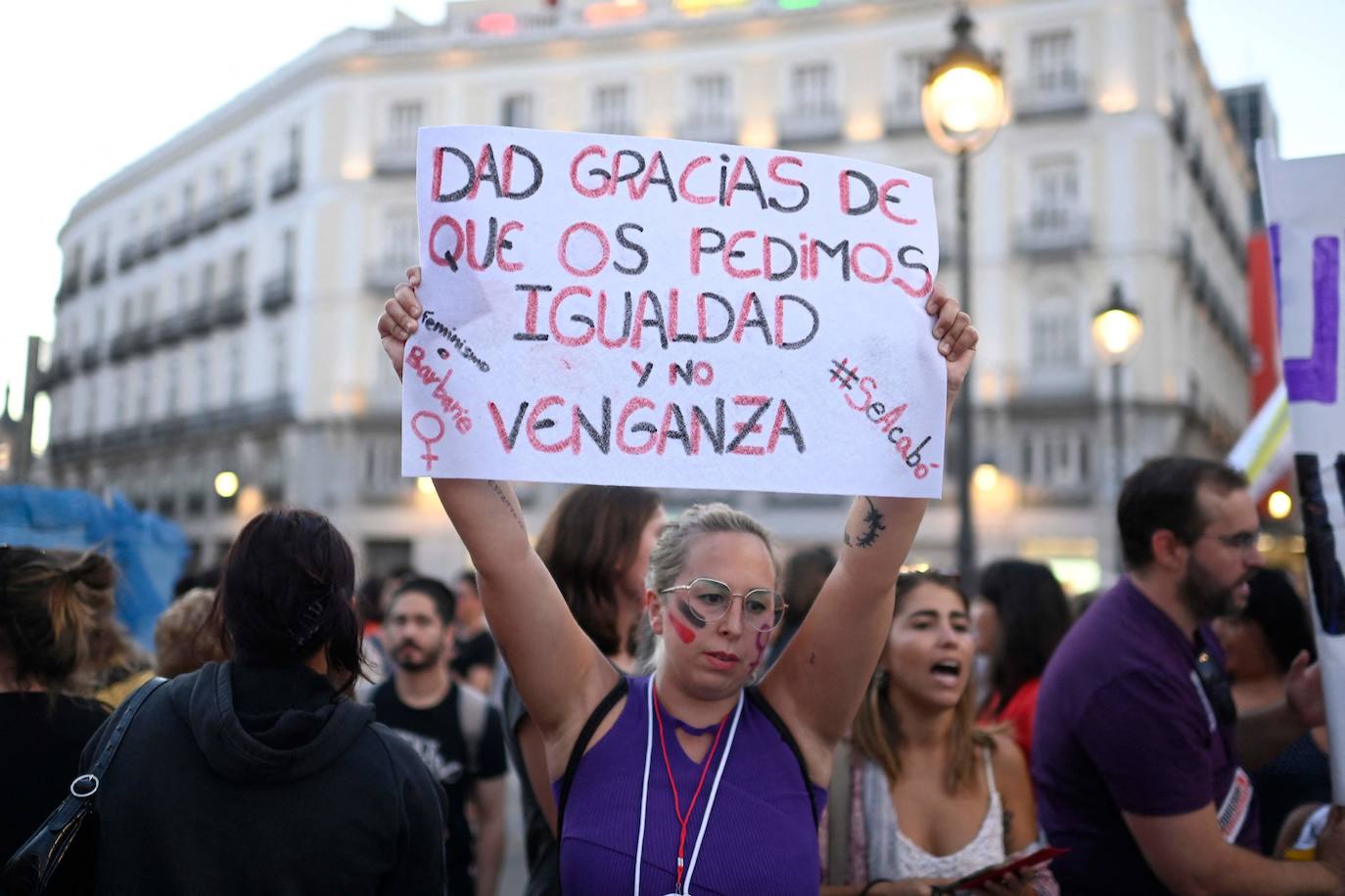 Una manifestante sostiene un cartel en el que se lee 'Alégrate de que pidamos igualdad y no venganza' durante una manifestación convocada por asociaciones feministas en apoyo a la centrocampista española Jenni Hermoso en Madrid