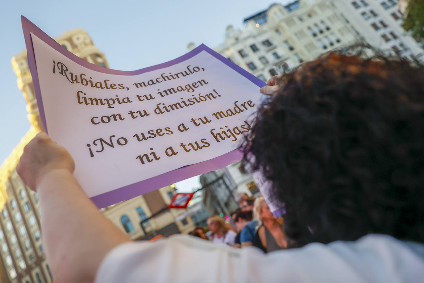 Una manifestante sostienen un cartel en sus manos que pide a Rubiales que limpie su imagen con «tu dimisión». «No uses a tu madre ni a tus hijas». 