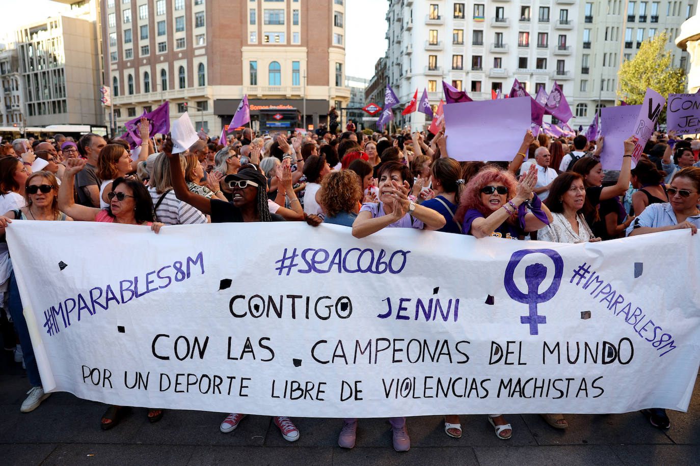 Decenas de personas salen a las calles de Madrid en contra del gesto de Rubiales con la futbolista Jenni Hermoso
