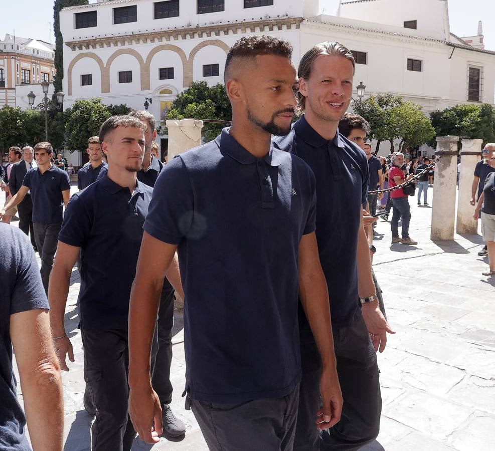 Ofrenda floral del Sevilla FC a la Virgen de los Reyes en la Catedral