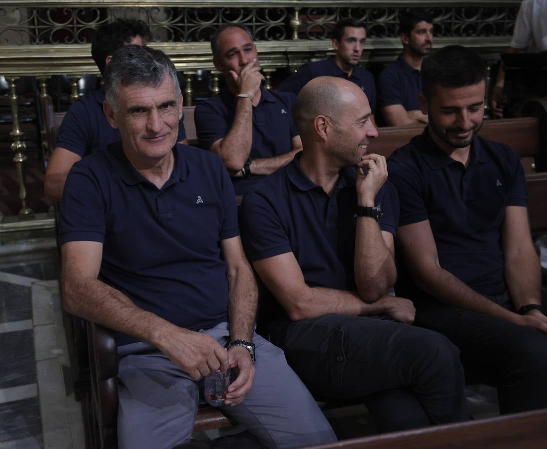Ofrenda floral del Sevilla FC a la Virgen de los Reyes en la Catedral