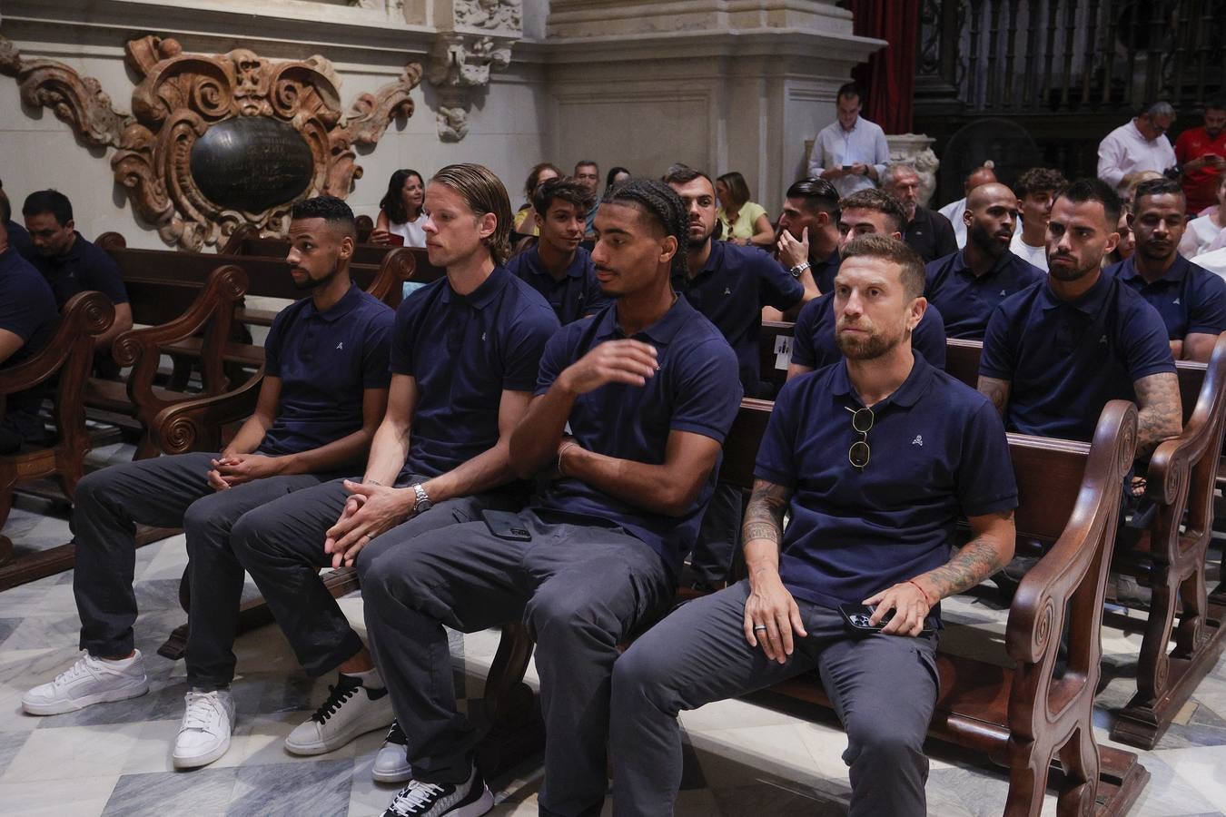 Ofrenda floral del Sevilla FC a la Virgen de los Reyes en la Catedral