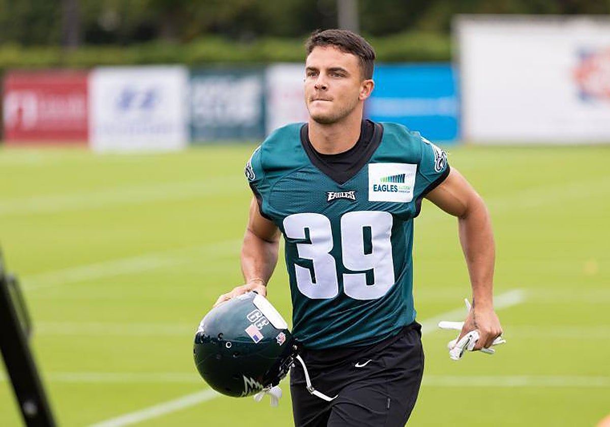 Devon Allen, entrenando con el uniforme de los Eagles de Philadelphia