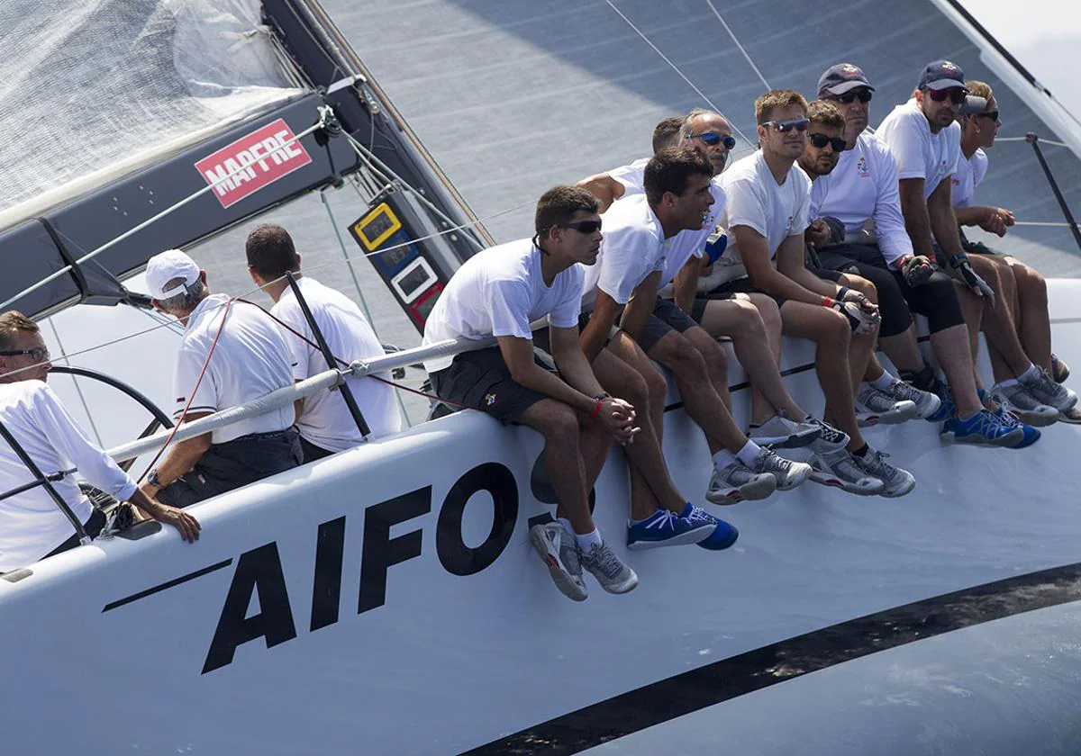 La Ministro de Defensa para un proyecto de barco de regatas de la