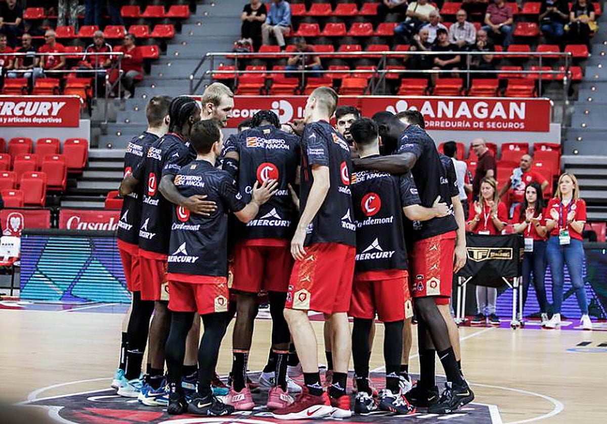 Jugadores del Casademont Zaragoza durante un calentamiento la pasada temporada