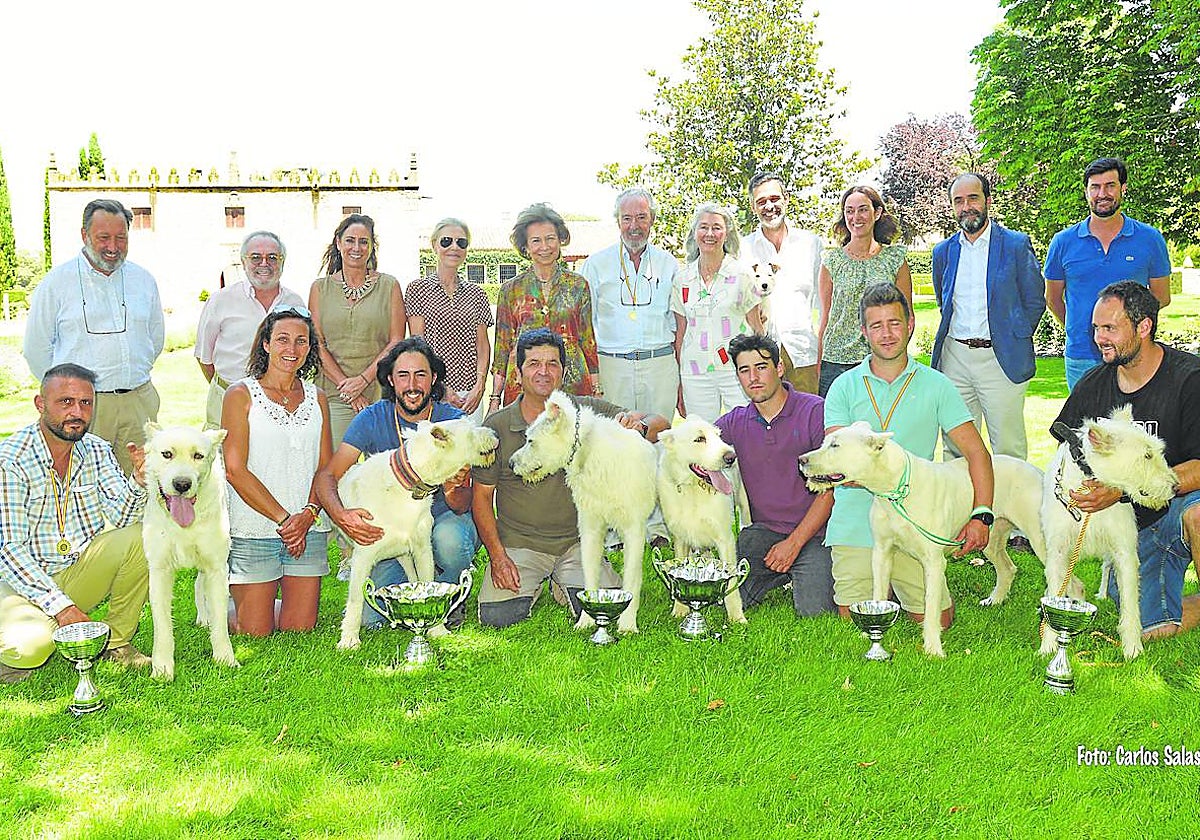 De izquierda a derecha de pie: Antonio Collantes, Ángel Pons, Montserrat Castellanos, Ana Mesto, la Reina Doña Sofía, Alonso Álvarez de Toledo, Isabel Argüelles, Pedro Sonsoles y Fadrique Álvarez de Toledo y Manuel Luque. En primera línea, los ganadores, con Santiago Cano en el centro // Carlos Salas Melero