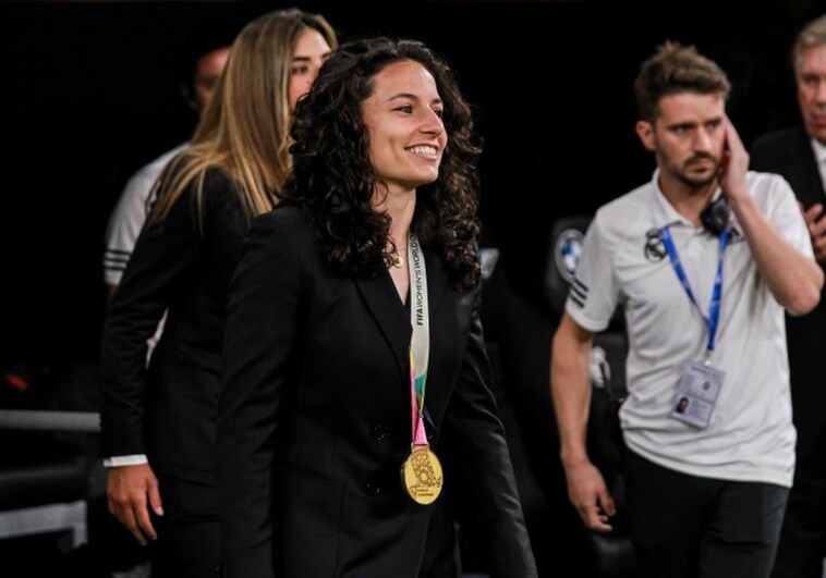 Ivana Andrés, capitana y campeona del mundo, en el recibimiento del Bernabéu