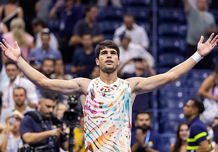 Alcaraz celebra su victoria sobre Zverev tras tres sets