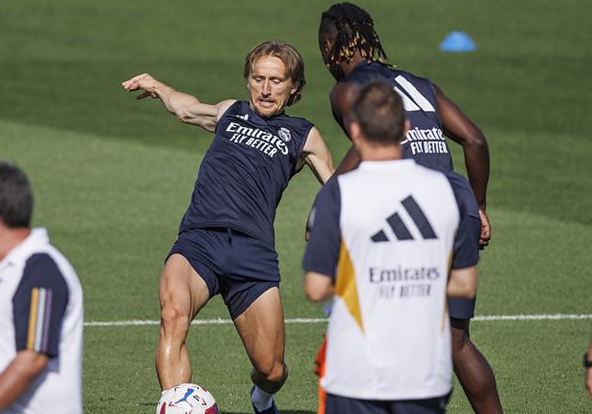 Modric pelea por un balón en un  entrenamiento de esta temporada