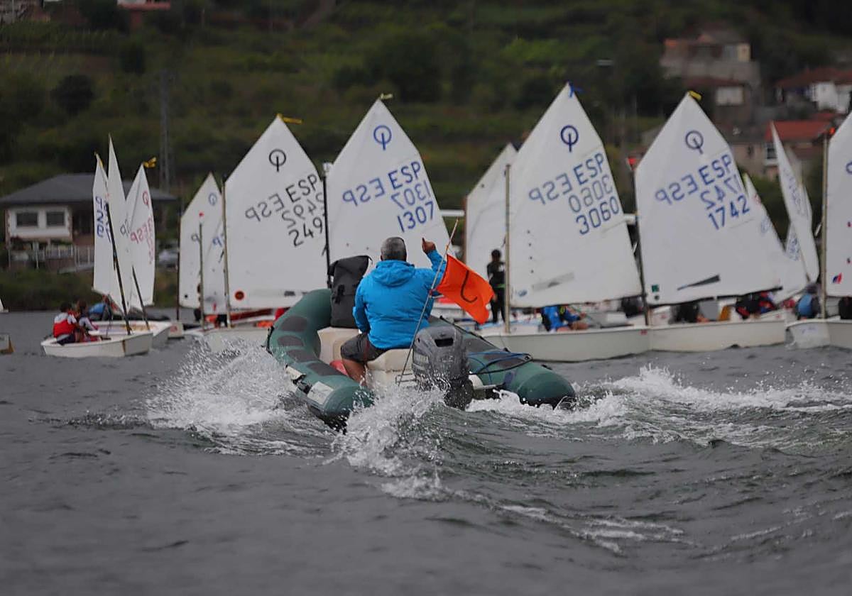 Los constantes chubascos no impidieron el que se celebrase el Trofeo Diputación de Orense de Optimist en el embalse de Castrelo de Miño