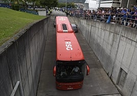 El autobús del Sporting de Gijón, apedreado antes del derbi asturiano en Oviedo