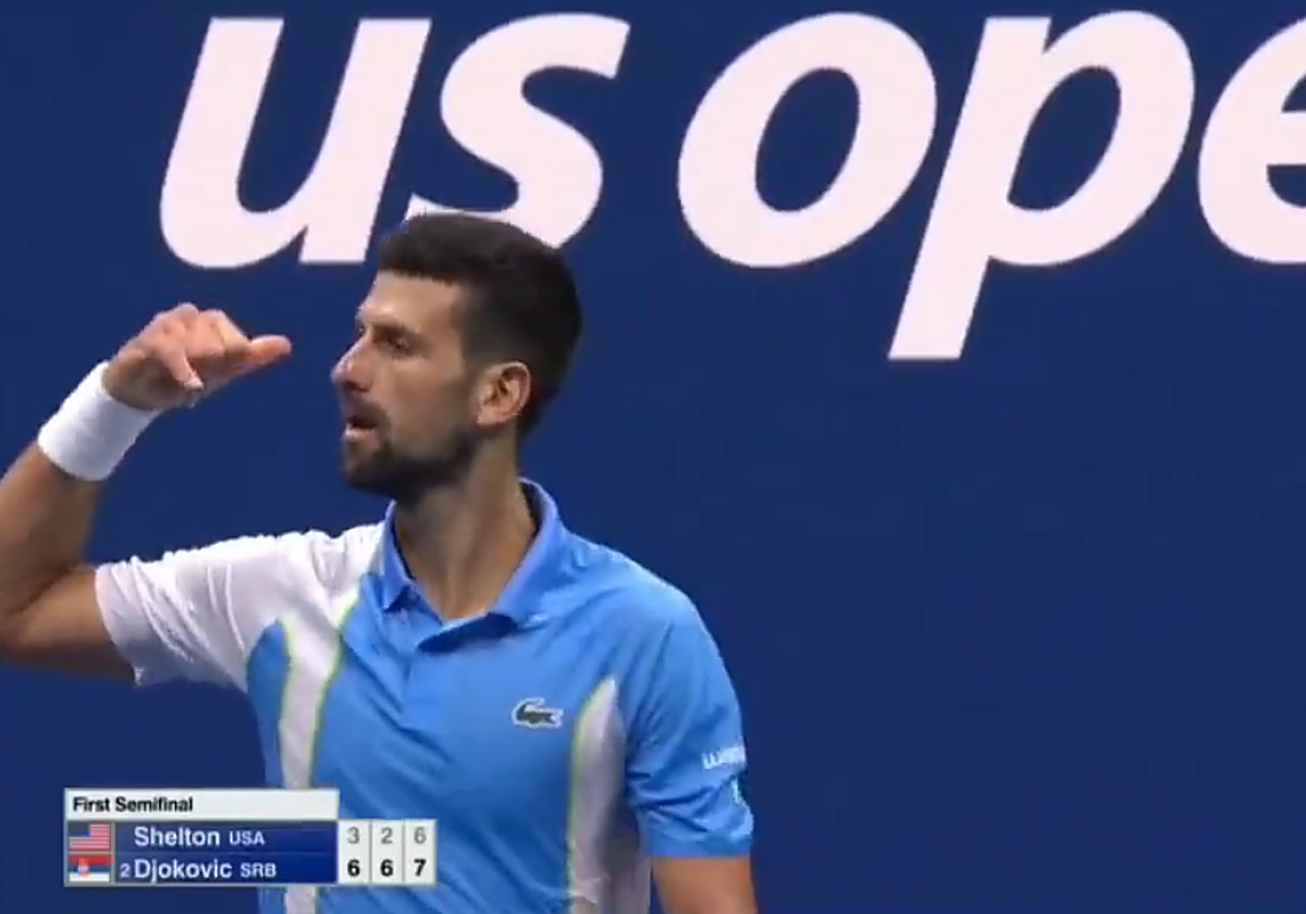 Momento en el que Djokovic se ríe de Shelton tras fallar el último punto y perder el partido