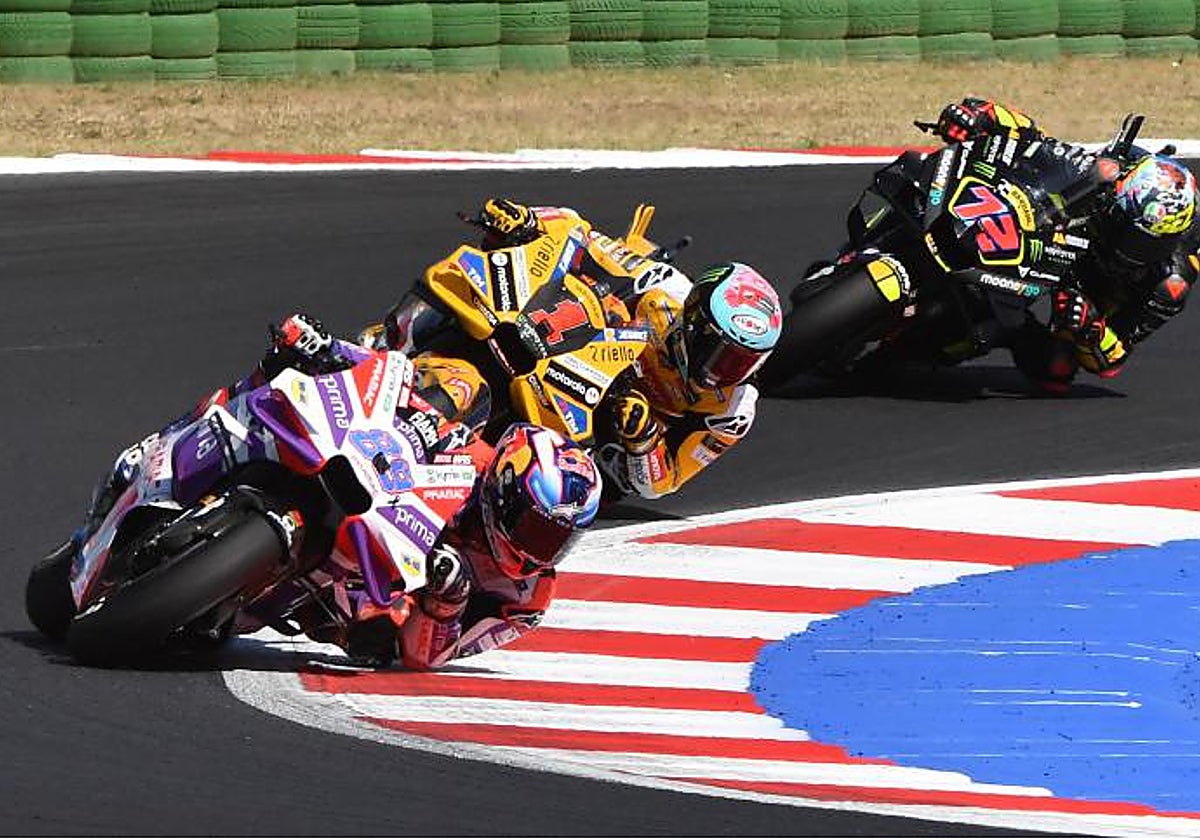 Jorge Martín corre por delante de Bagnaia