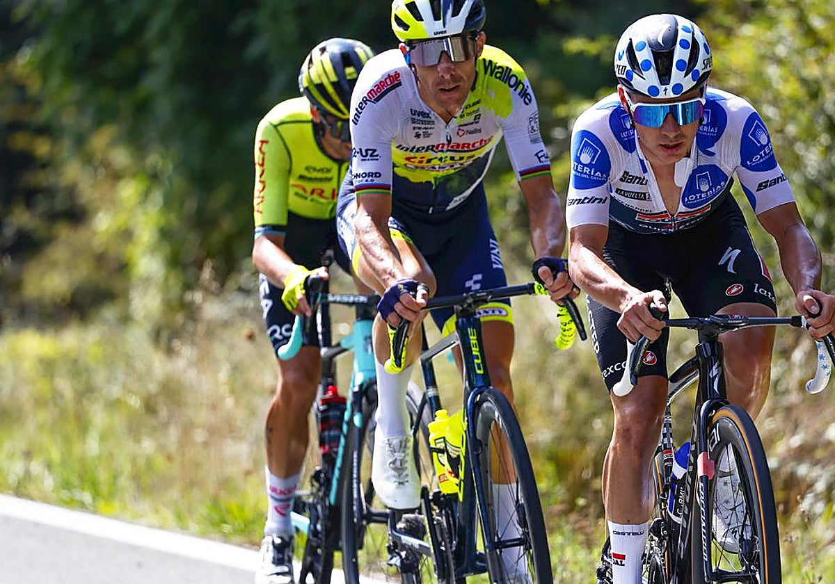 Remco Evenepoel, con Rui Costa a su espalda