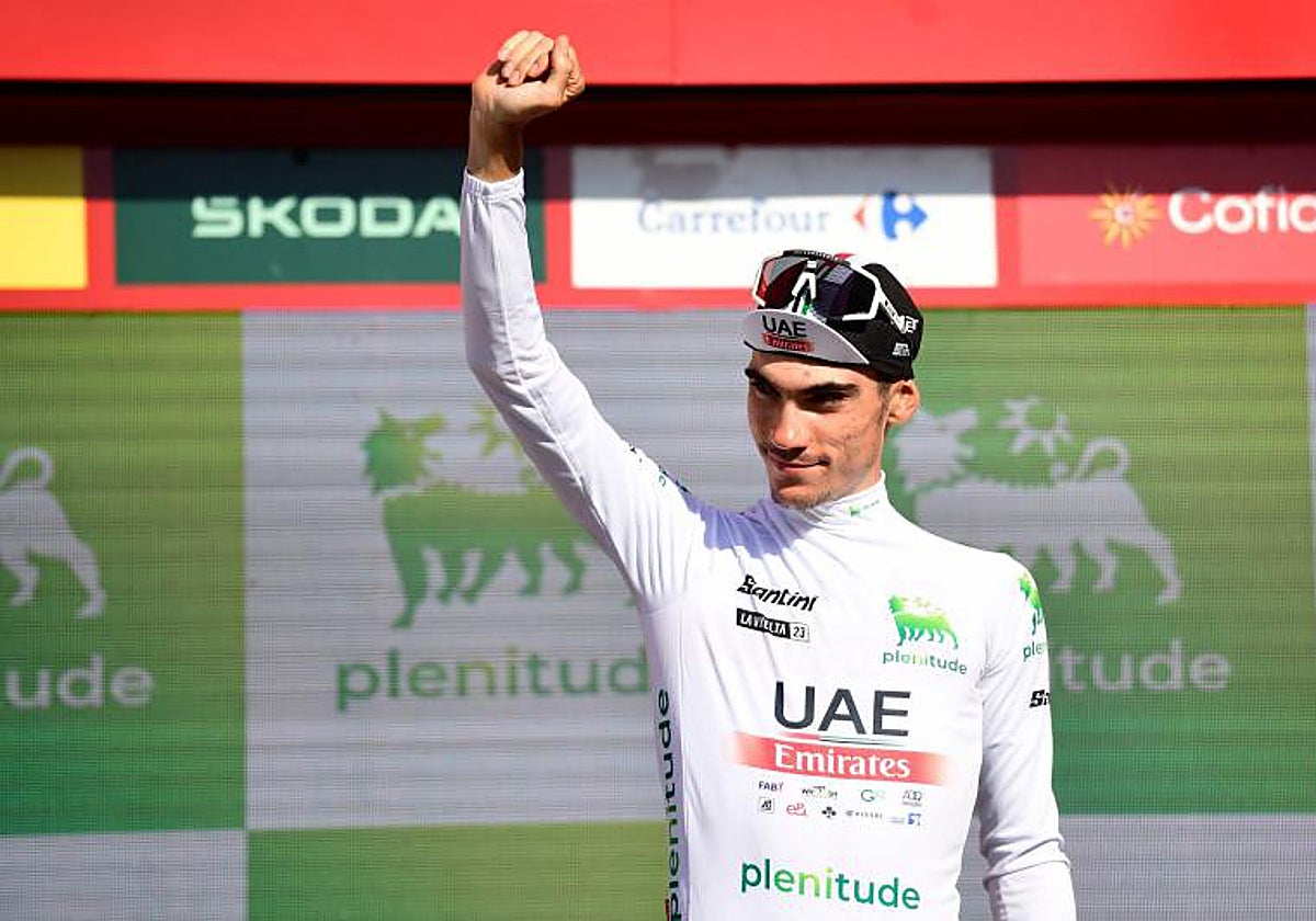 Juan Ayuso, en el podio con el maillot blanco