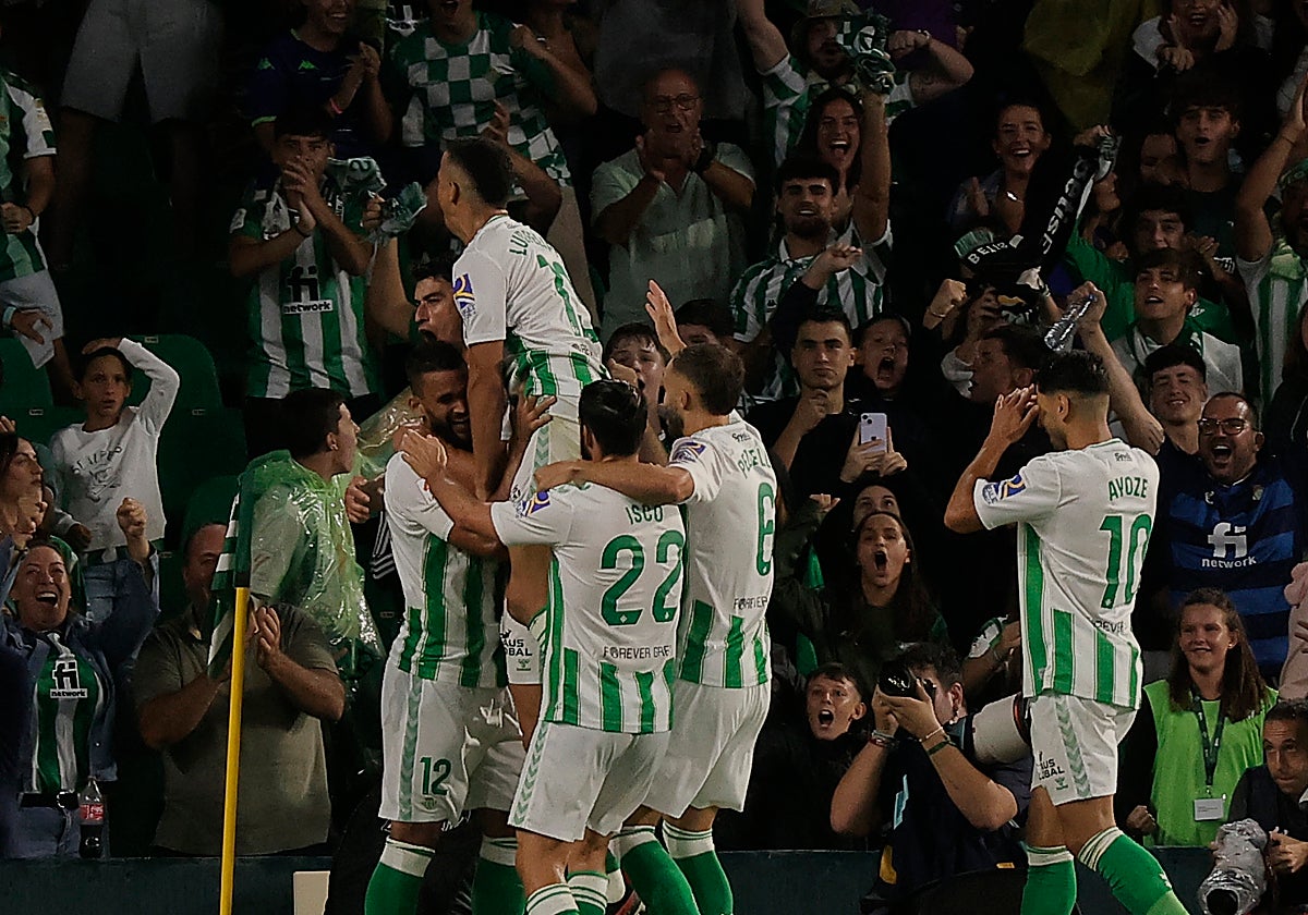 Los jugadores del Betis celebran el gol del Willian José ante el Rayo Vallecano en la 4ª jornada de LaLiga