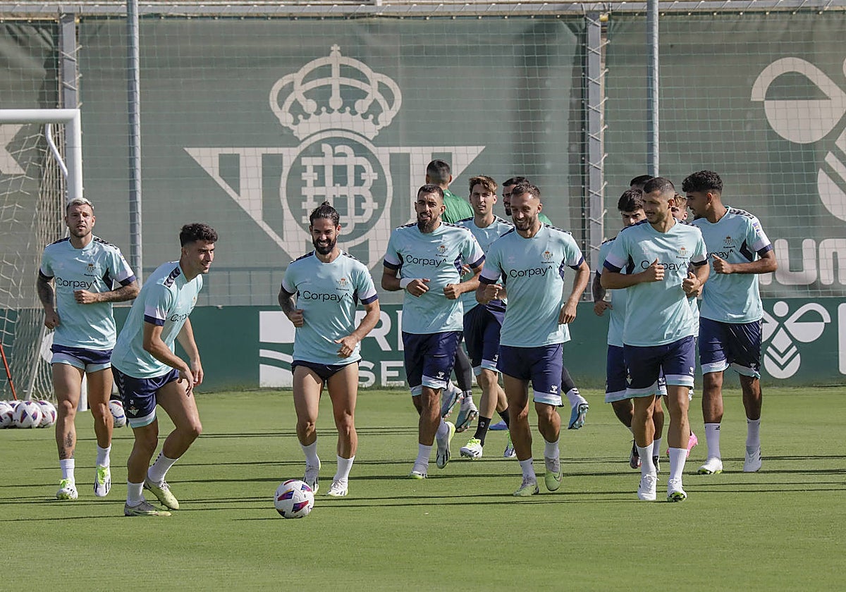 Marc Roca y Guido Rodríguez, junto a varios compañeros, durante un entrenamiento del Betis