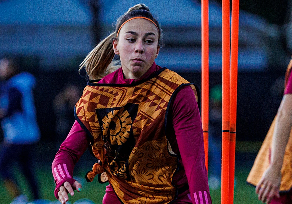 Athenea del Castillo durante un entrenamiento con la selección