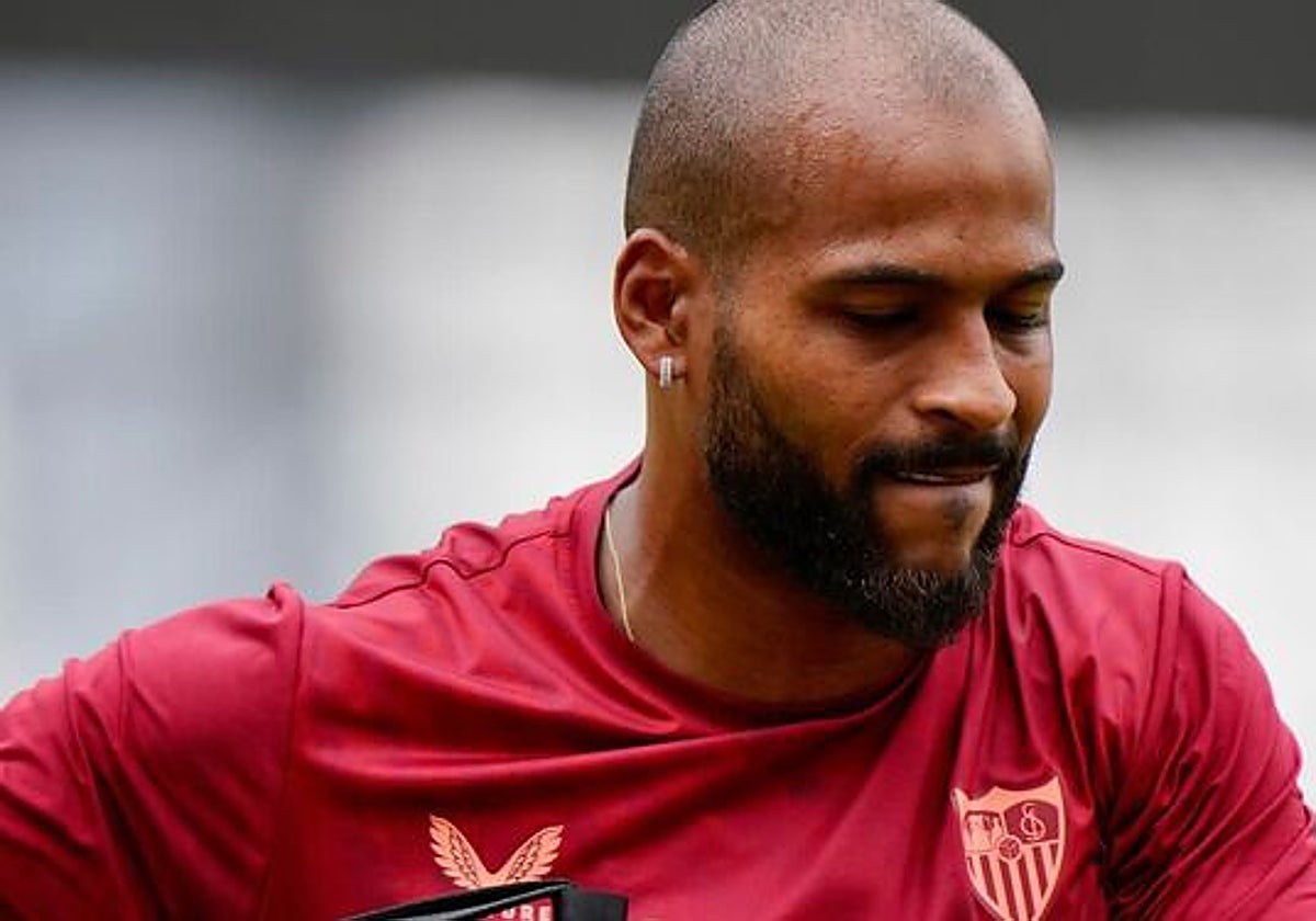 Marcao, en un enternamiento con el Sevilla FC